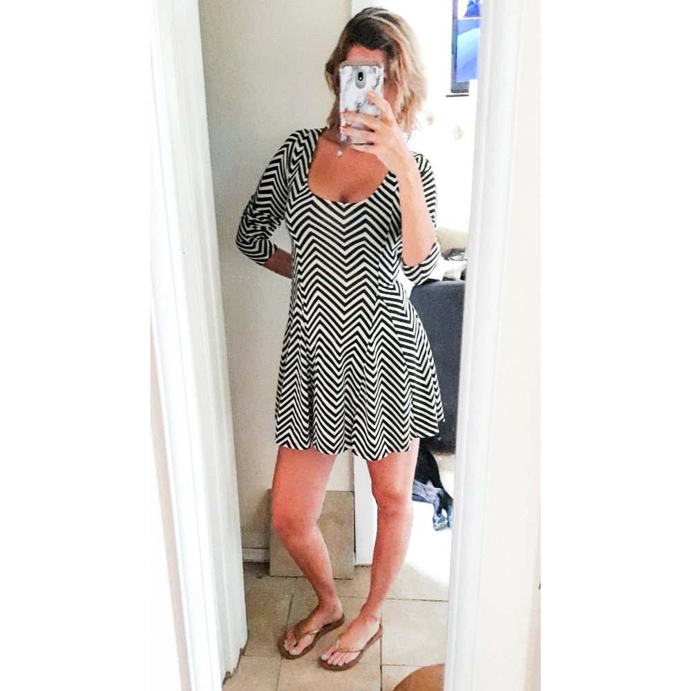 Black & White Chevron Mini (Can Be Worn Two Ways) - Picture 3 of 3